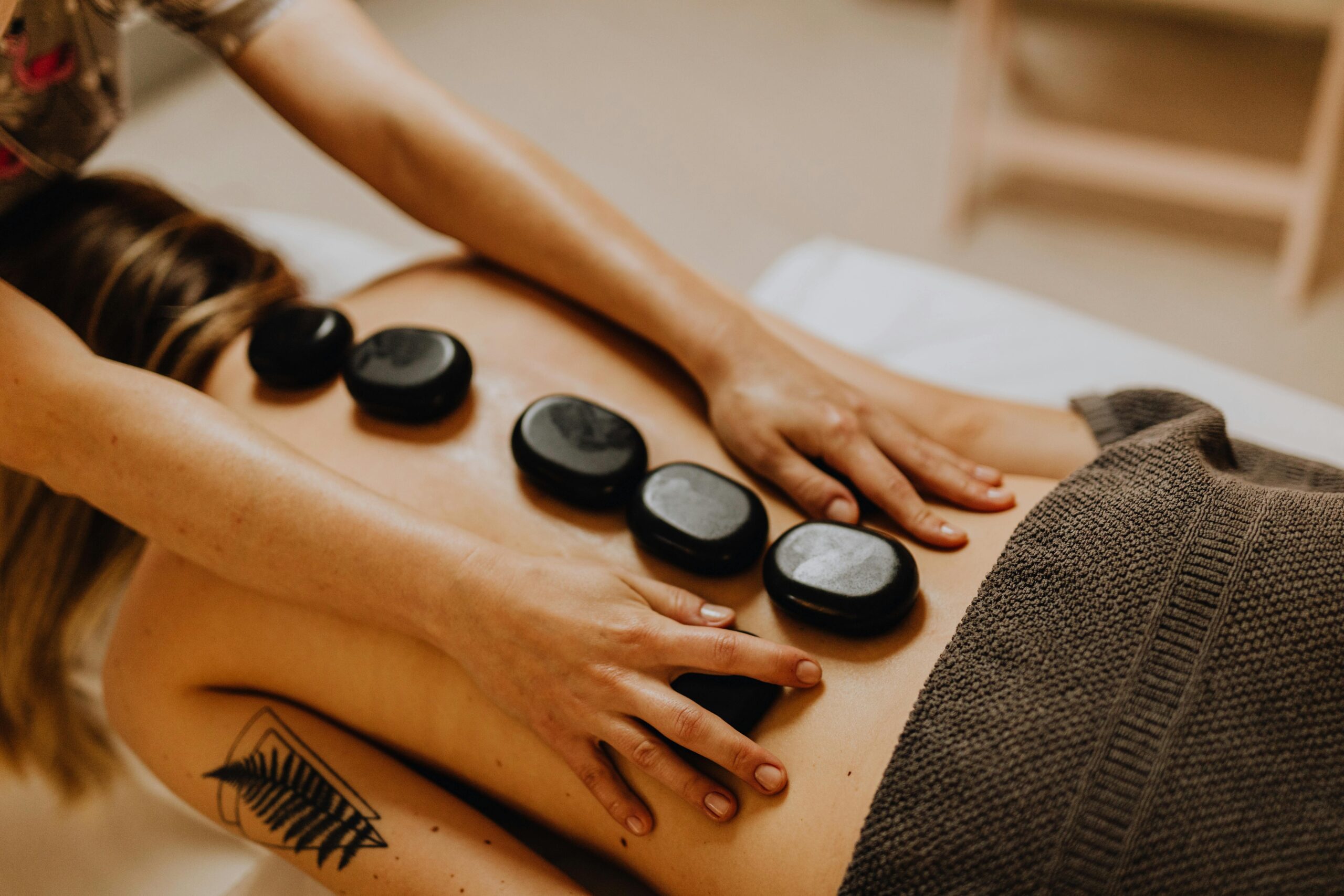 Hot Stone Massage – Wohlfühlatmosphäre